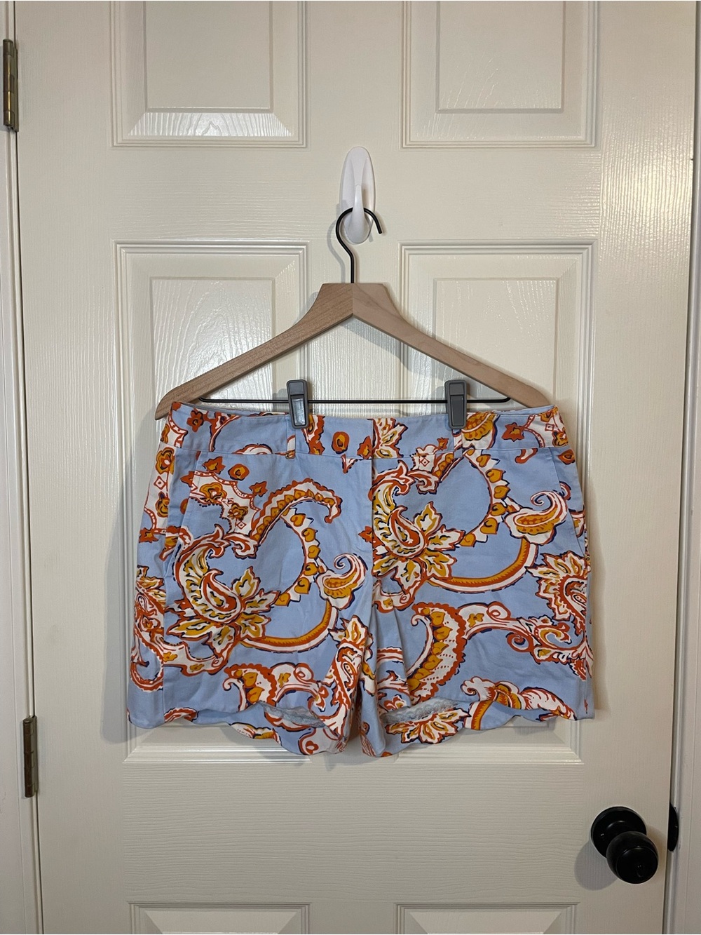 J McLaughlin Petal Scalloped Chino Shorts in Sky Blue Floral Resort Core Size 14